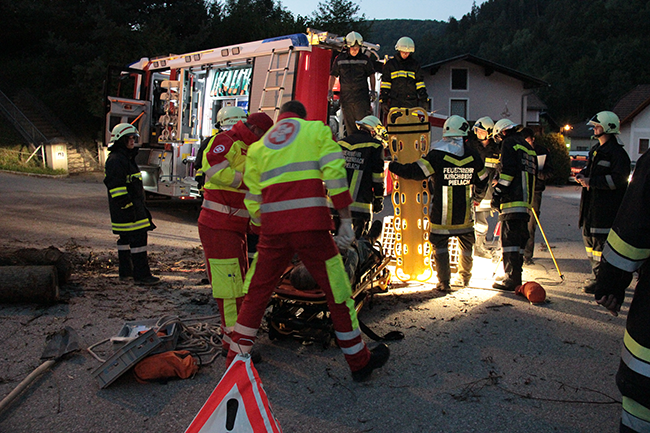 Versorgung eines medizinischen Notfalls bei einer Übung mit der Feuerwehr