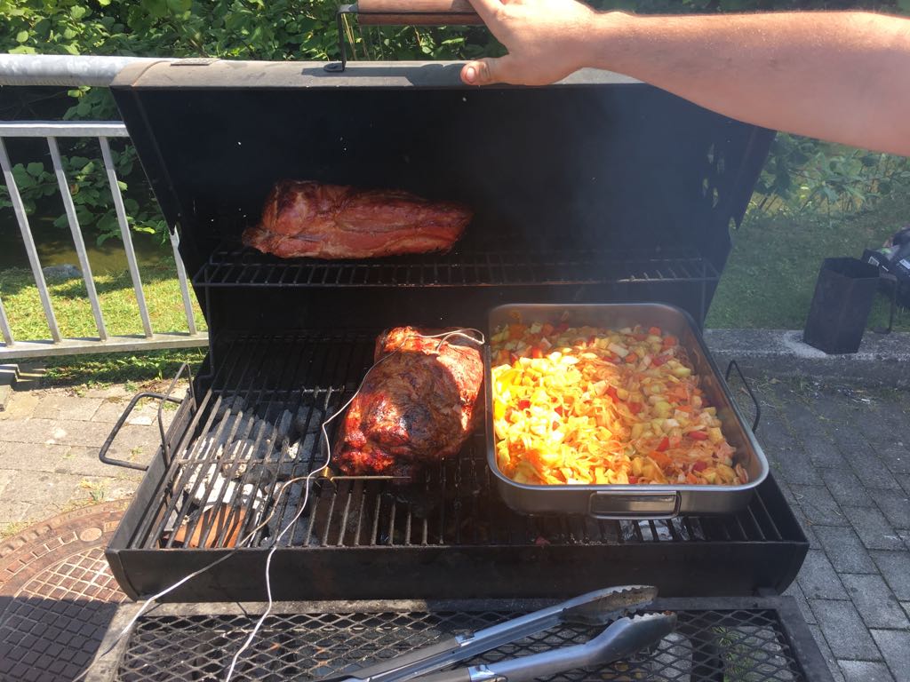 Smoker Griller mit Fleisch