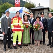 Gruppenfoto mit Fahrzeugpatinen und Bürgermeistern