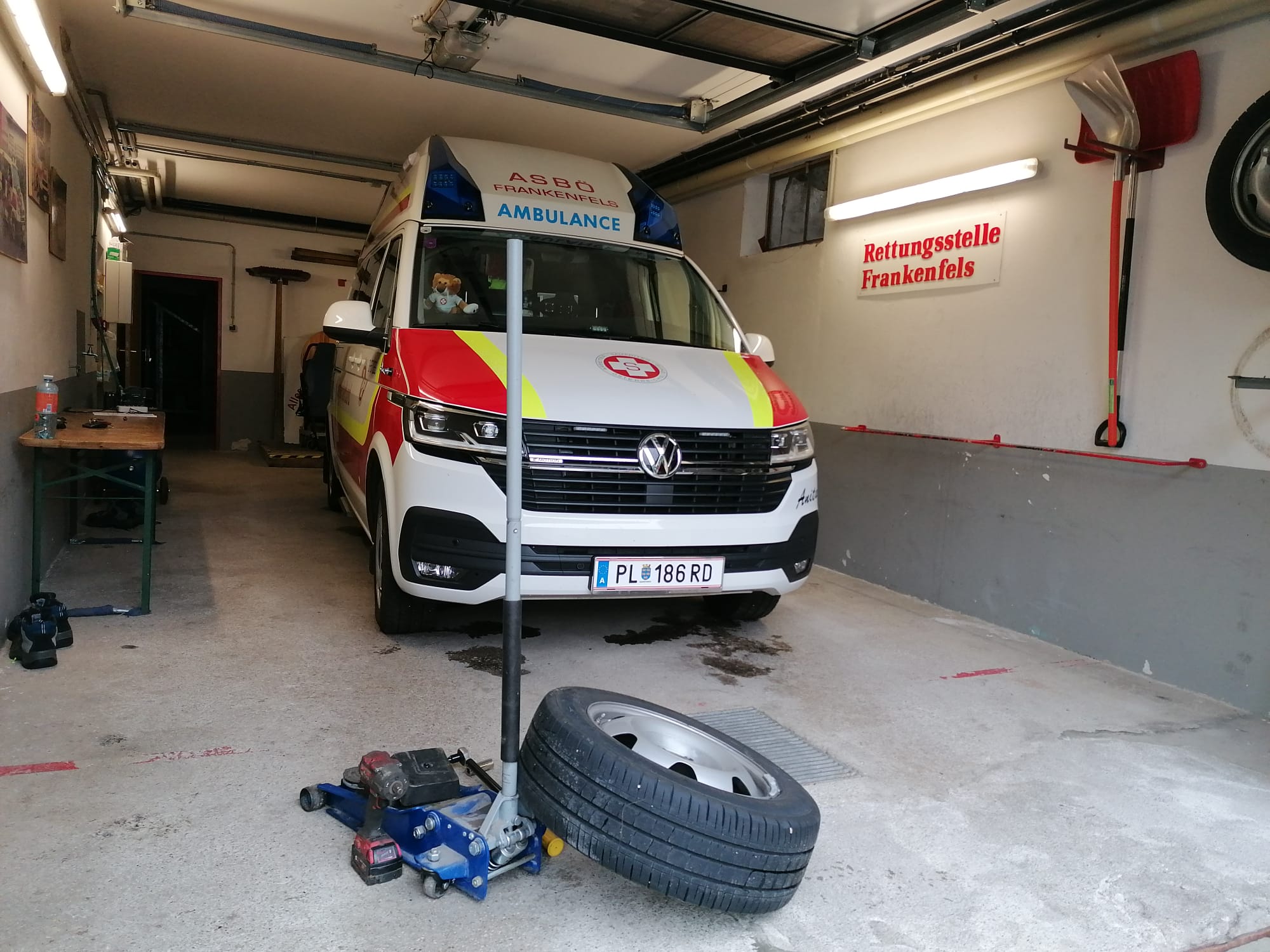 Winterreifen am Haupt-RTW vor dem "Hochwasser-Wochenende"
