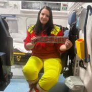 Sani Bianca im RTW Frankenfels präsentiert Aufnäher "Rettungssanitäter"