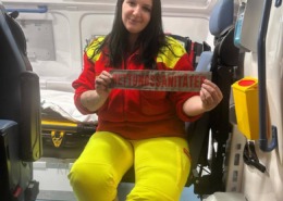 Sani Bianca im RTW Frankenfels präsentiert Aufnäher "Rettungssanitäter"