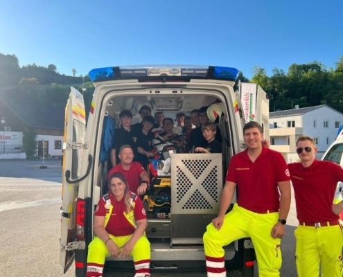Besuch des ASBÖ bei der Frankenfelser Feuerwehrjugend, Gruppenfoto im Rettungsauto