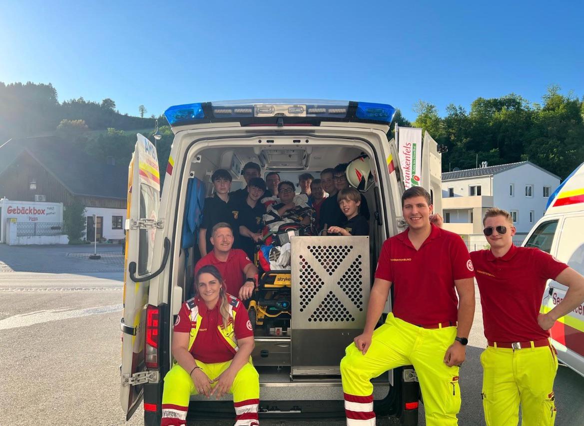 Besuch des ASBÖ bei der Frankenfelser Feuerwehrjugend, Gruppenfoto im Rettungsauto