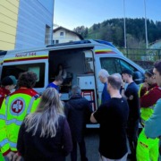 Neuer RTW-C in Frankenfels wird von den Sanis besichtigt