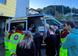 Neuer RTW-C in Frankenfels wird von den Sanis besichtigt