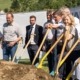 Ehrengäste mit Spaten beim Spatenstich