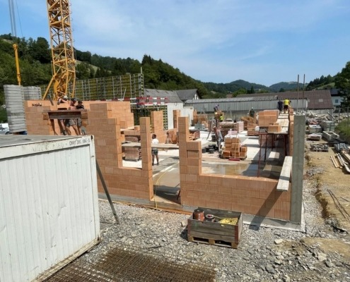 Beginn der Maurerarbeiten: Mauerwerk
