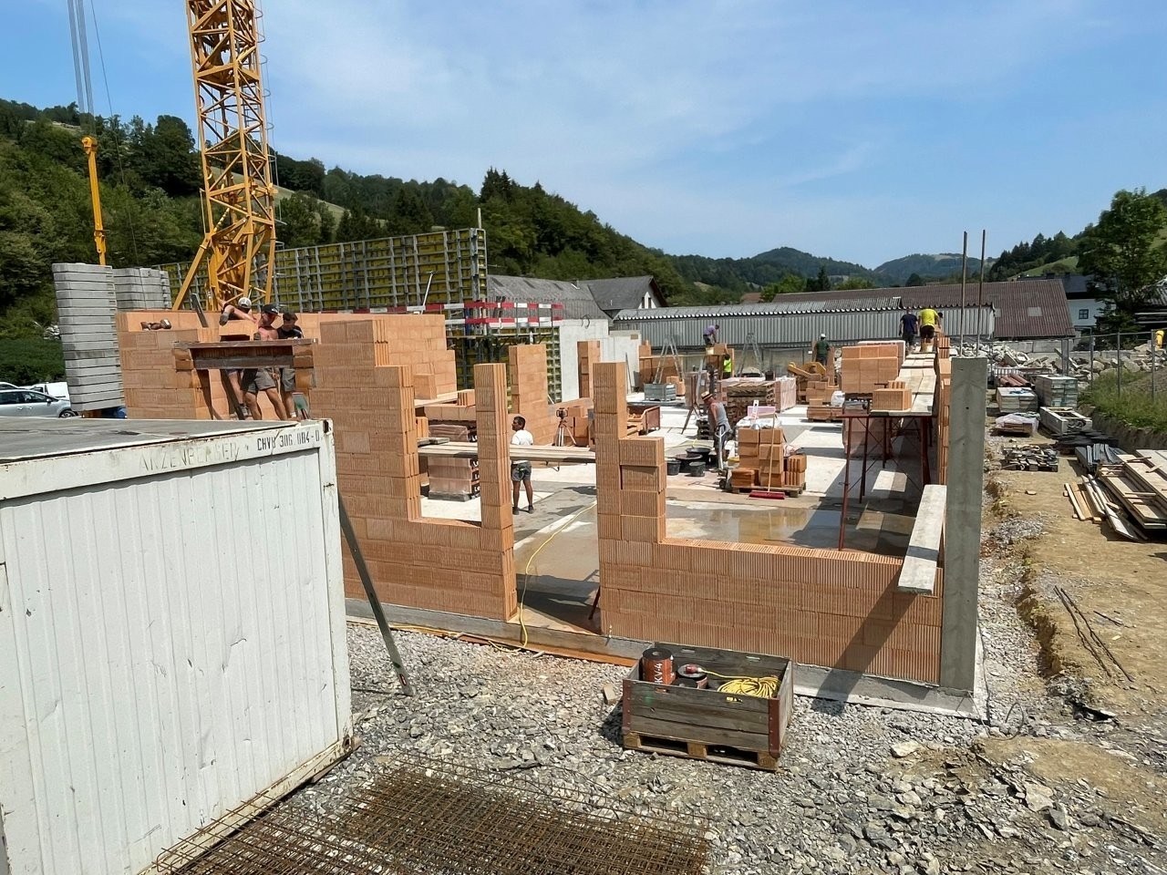 Beginn der Maurerarbeiten: Mauerwerk