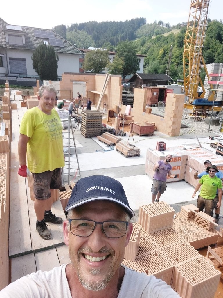 Selfie beim Mauern auf Baustelle